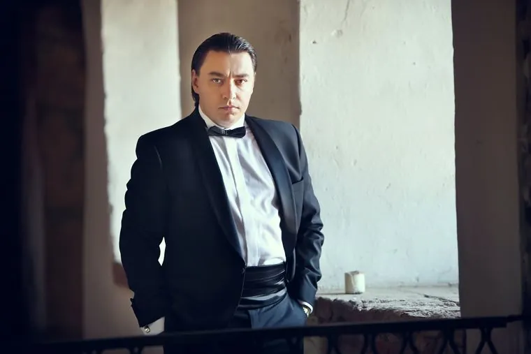У окна в смокинге